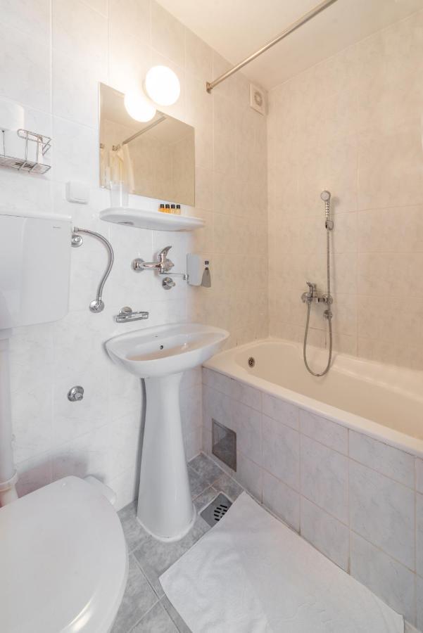 R Club Apartments Old Town بودفا المظهر الخارجي الصورة